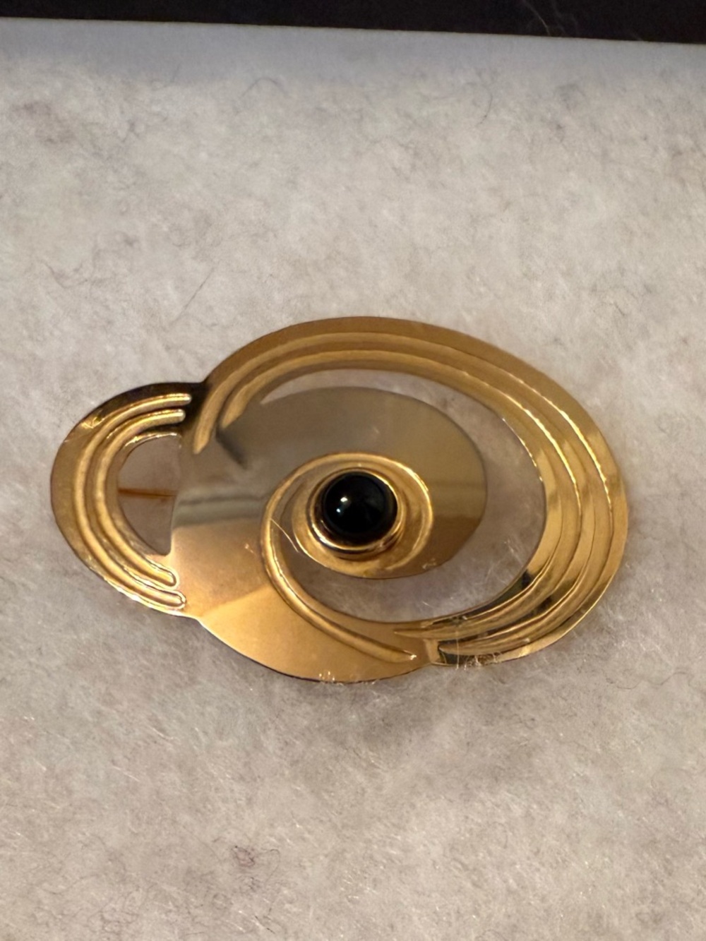 STEVE STAMAS BROOCH SIGNED GOLD TONE SWIRL MODERNIST BLACK ONYX ROUND STONE